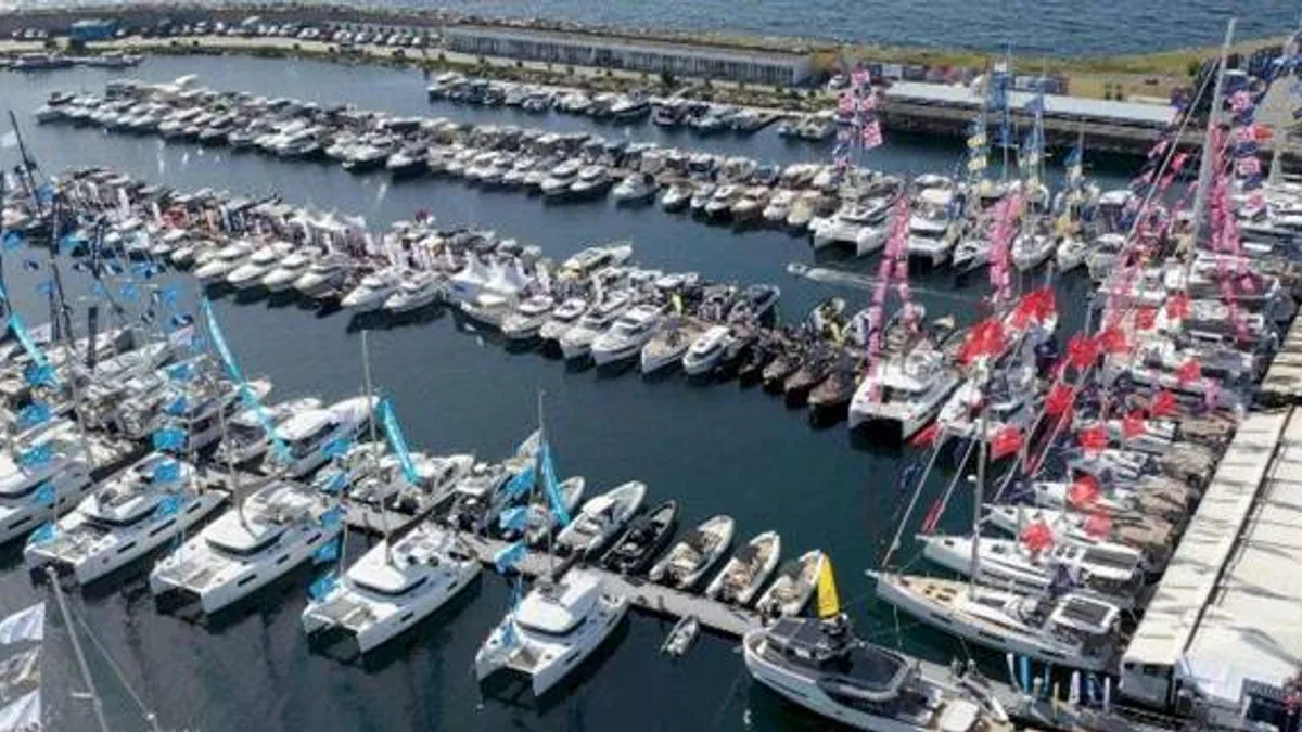 İstanbul'da teknelerin şovu başladı