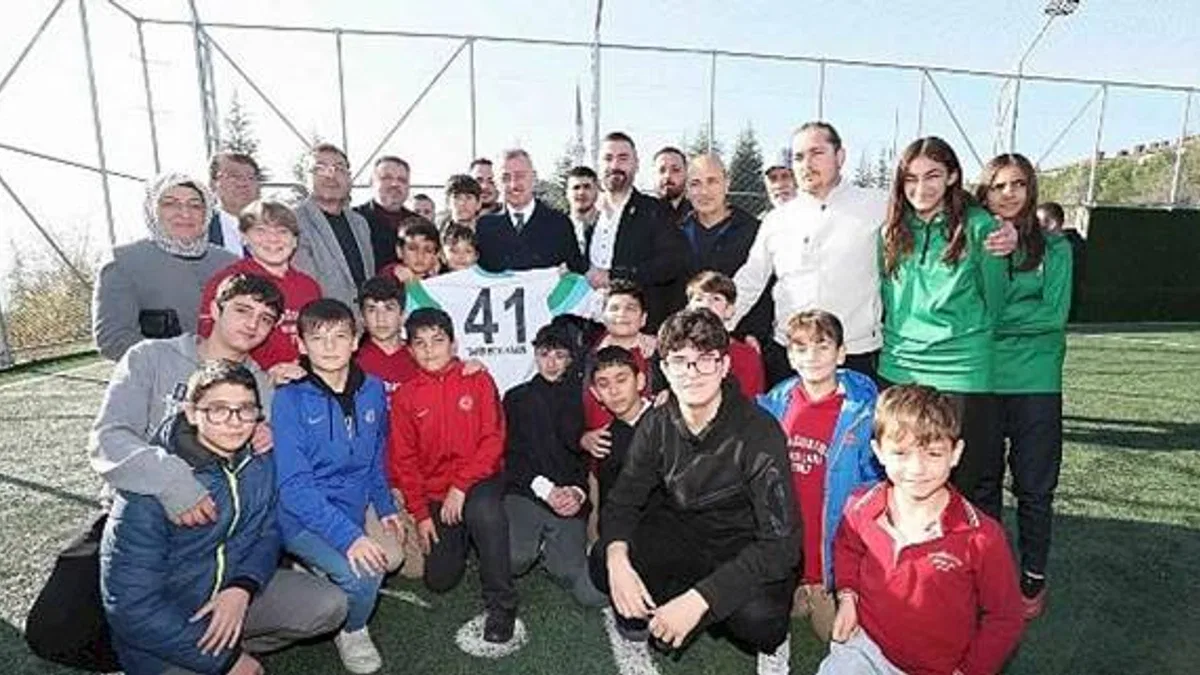 Büyükşehir'den, İzmit Ayazma'ya sentetik futbol sahası