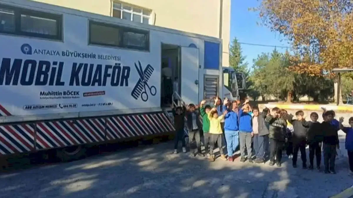 Antalya'da mobil kuaför tırı öğrencilerin hizmetinde