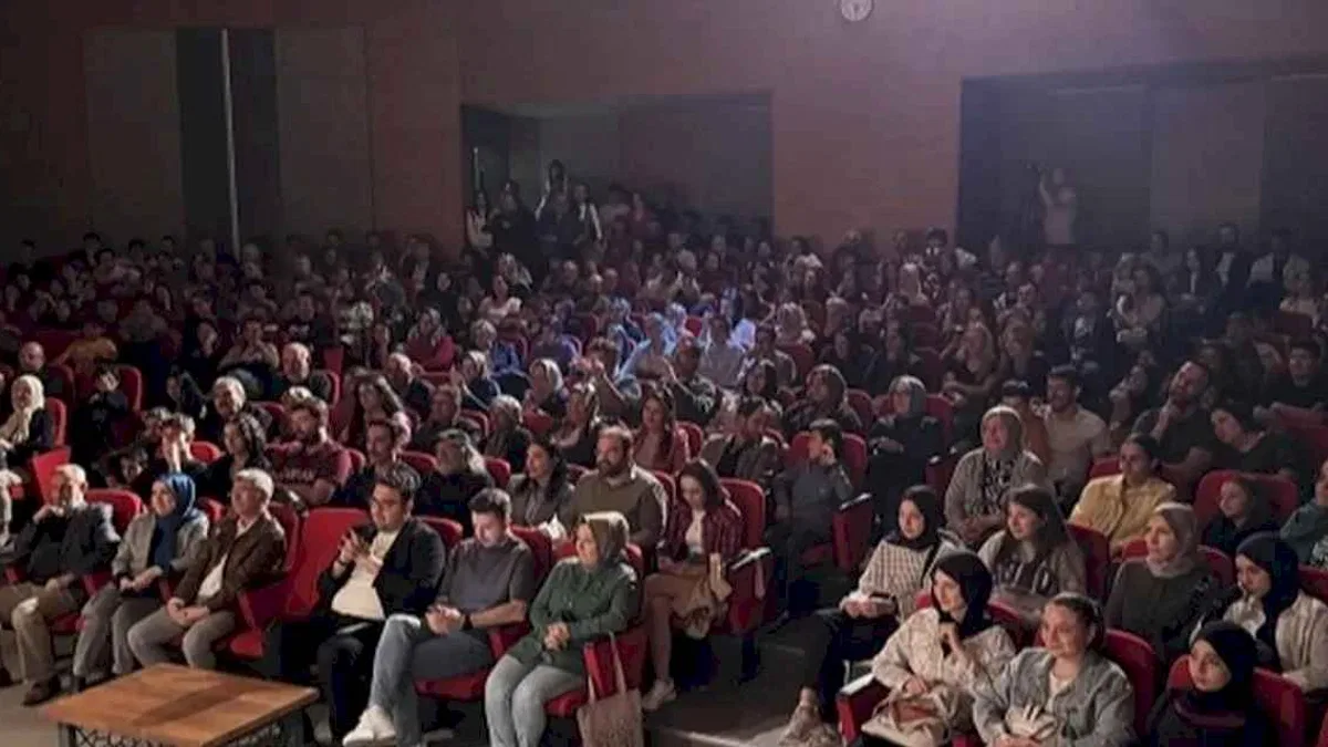Mektep Melikgazi öğrencilerinden 'Çehovatör' oyunu