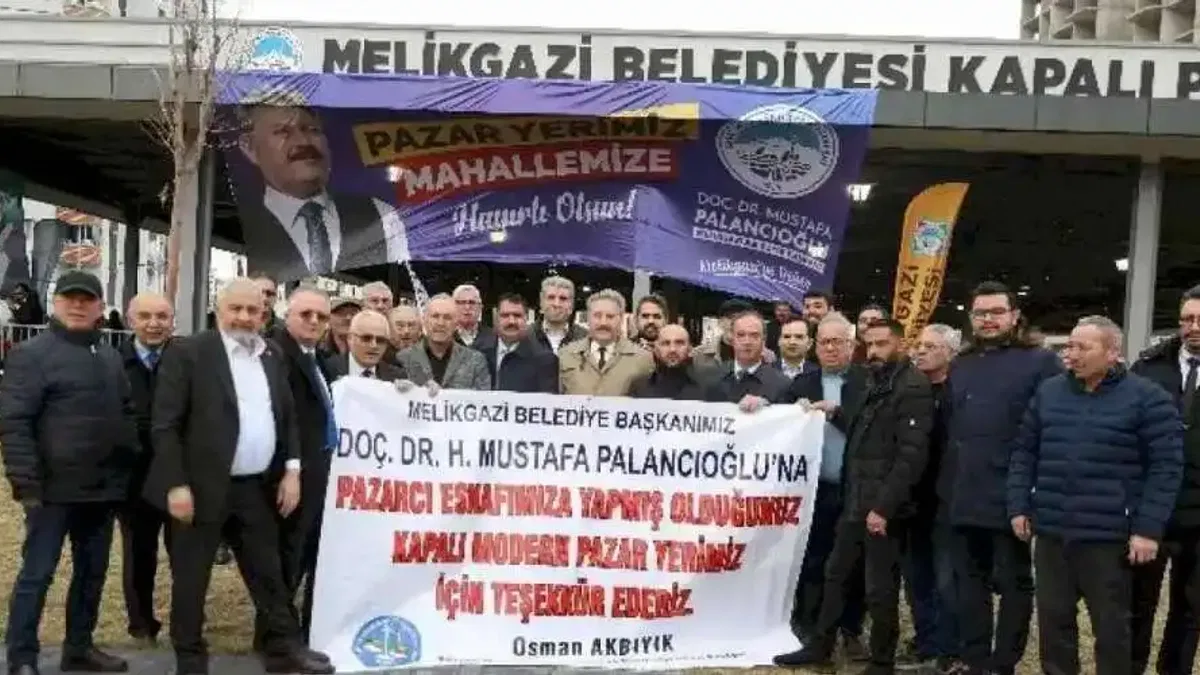 Başkan Palancıoğlu ilçeye kazandırdıkları pazar yerinde alışveriş yaptı