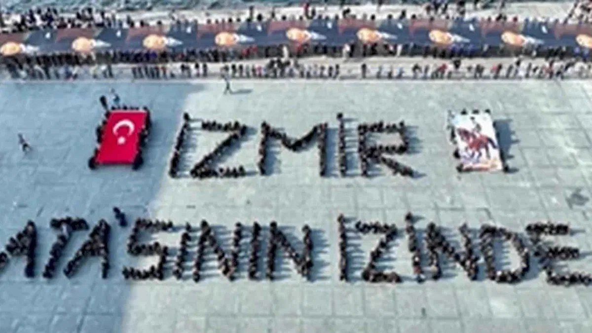 İzmir'de 'Ata'ya saygı yürüyüşü' düzenlendi