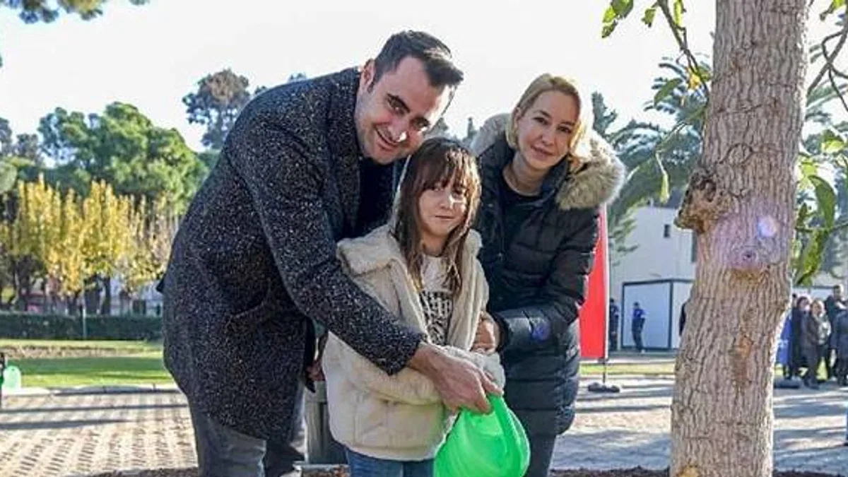 Başkan Tugay, yeni yılın ilk gününde Kültürpark'ta ağaç dikti Kültürpark'ın yeşil dokusu zenginleşiyor