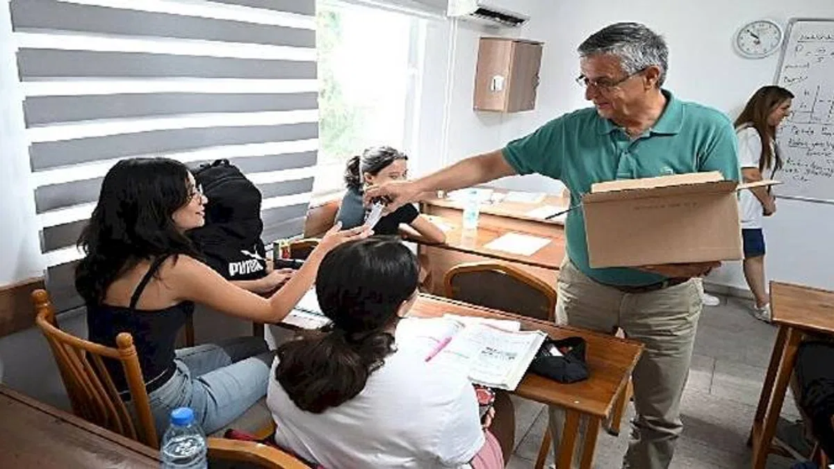Başkan Topaloğlu'ndan öğrencilere dondurma ikramı