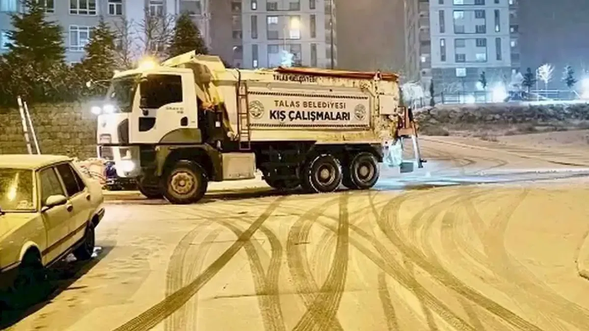Kayseri Talas'ta kar mesai tam gaz