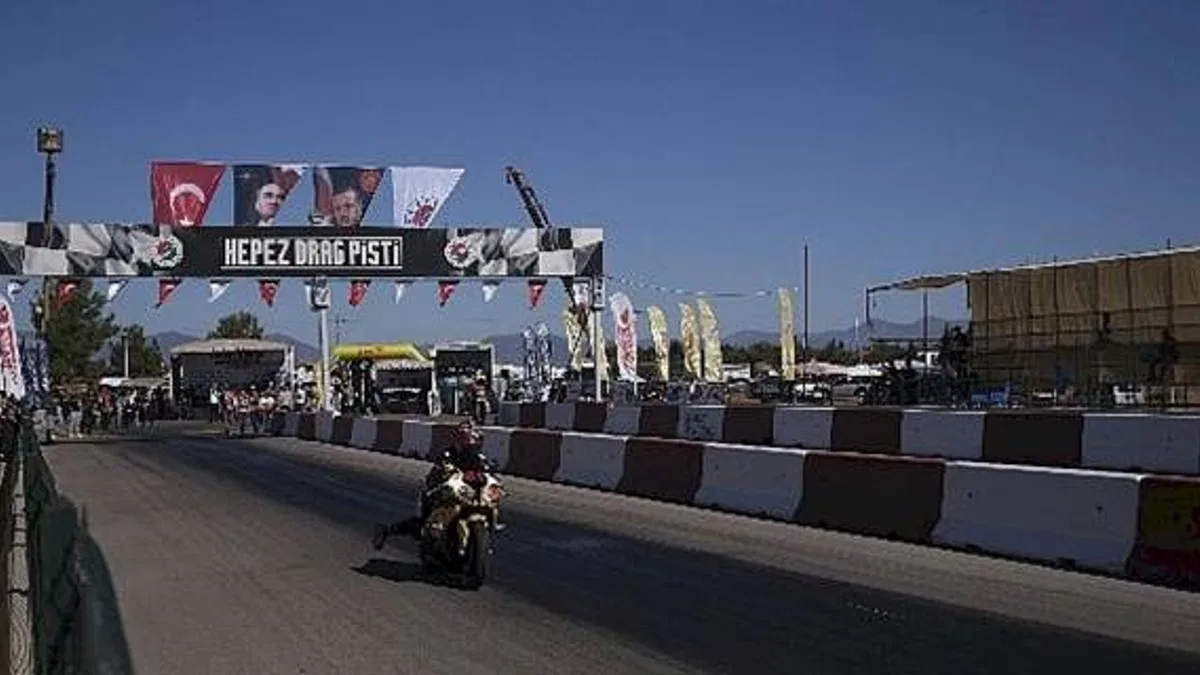 Motosiklette İki Yarış Birden