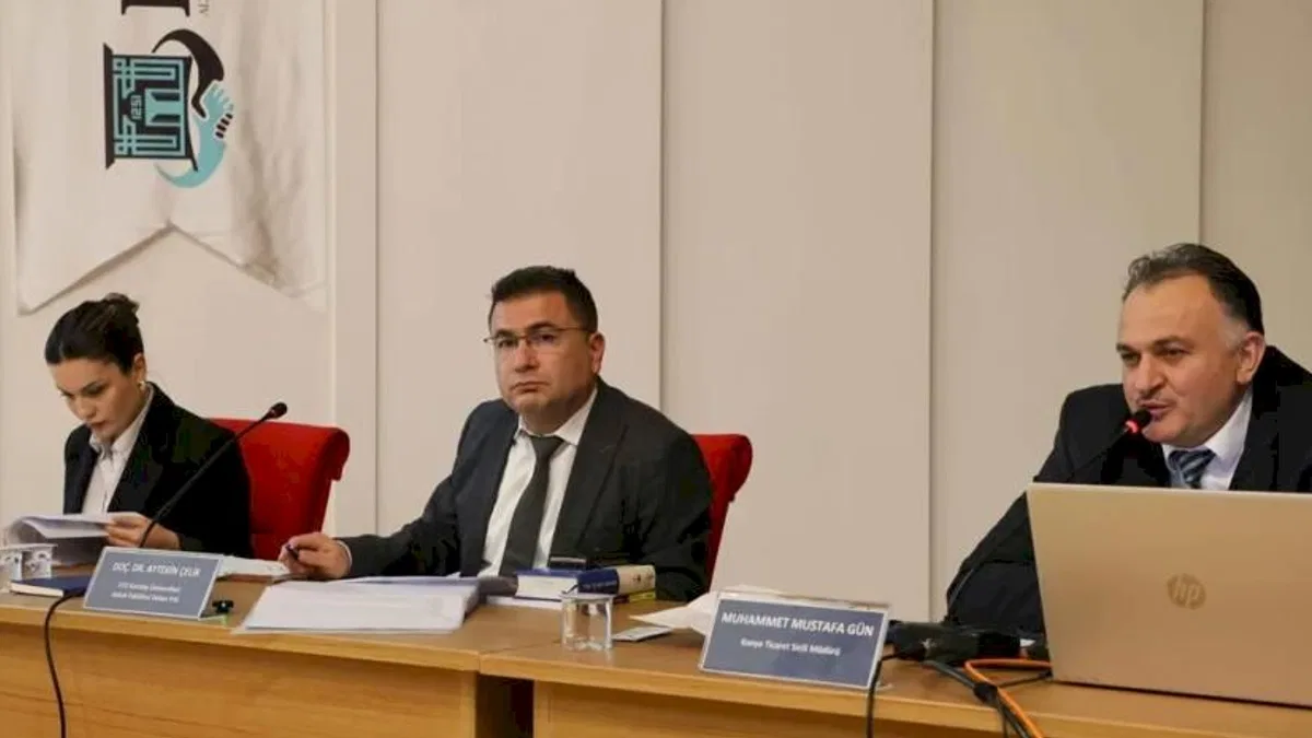 Konya'da fakülteli öğrencilere ticaret sicili uygulamalı anlatıldı