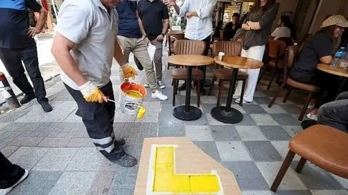 Bakırköy Zabıtasının kaldırım işgaline karşı çalışması devam ediyor.