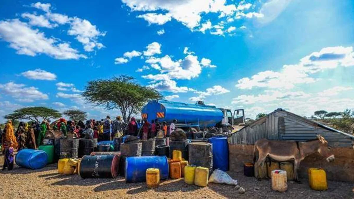 Kuraklığın vurduğu Mandera’da kuyular su tankerleriyle dolduruluyor