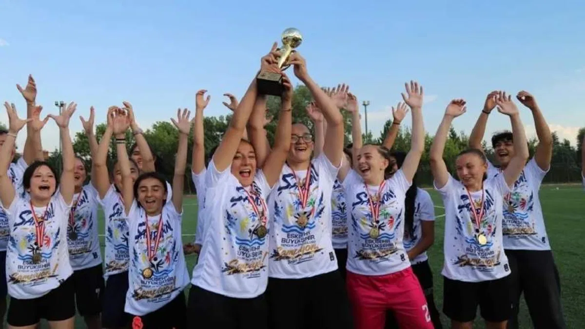 Eskişehir Büyükşehir spor kulübü kupayı kaldırdı