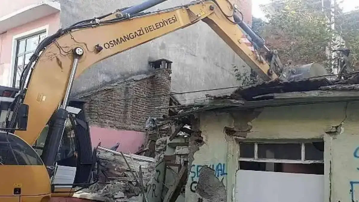 Tehlike saçan metruk bina yıkıldı
