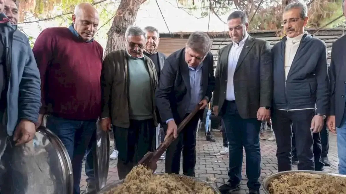 İzmir'de gönüller bir oldu, lokmalar paylaşıldı
