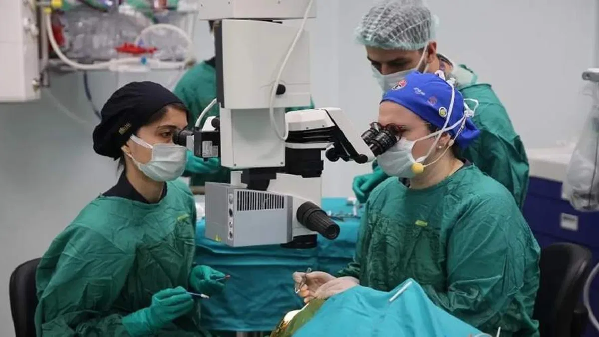 Türk göz hekimleri 4 günde 70 canlı göz ameliyatı yapacak