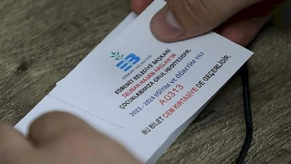 Edremit Belediyesi'nden Kırtasiye Yardımı