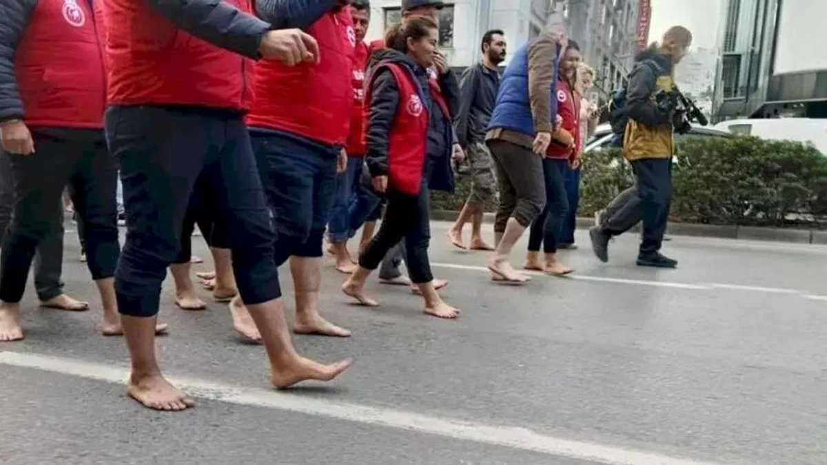 İzmir'de çıplak ayaklı protesto!
