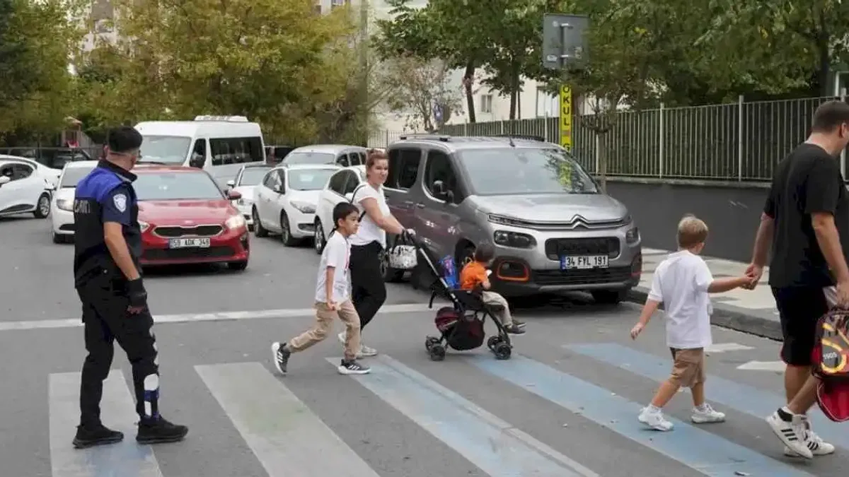 İstanbul Beylikdüzü Zabıtası güvenlik için okul önlerinde
