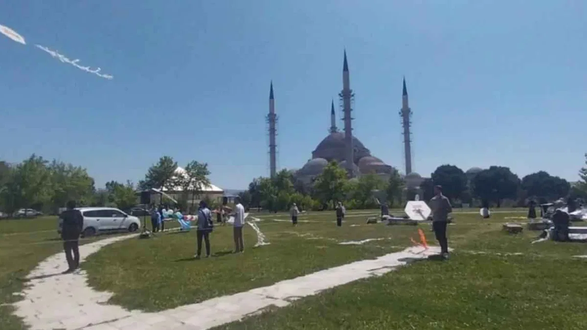Bursa'dan Filistin ve Doğu Türkistan’a uçurtmalı destek