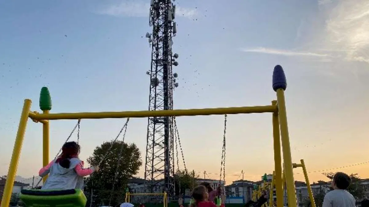 Düzce'de çocuk parkının göbeğine baz istasyonu!