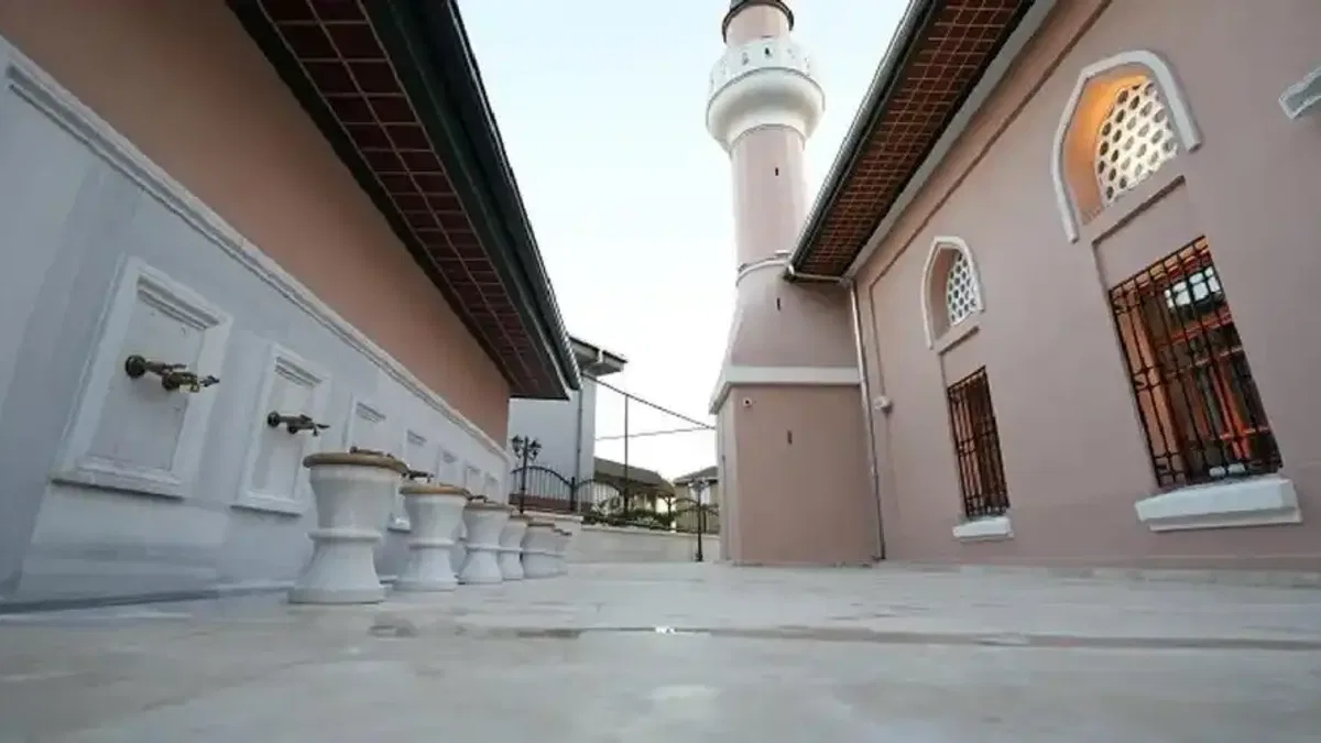 İstanbul'da 4 asırlık cami ibadete açıldı