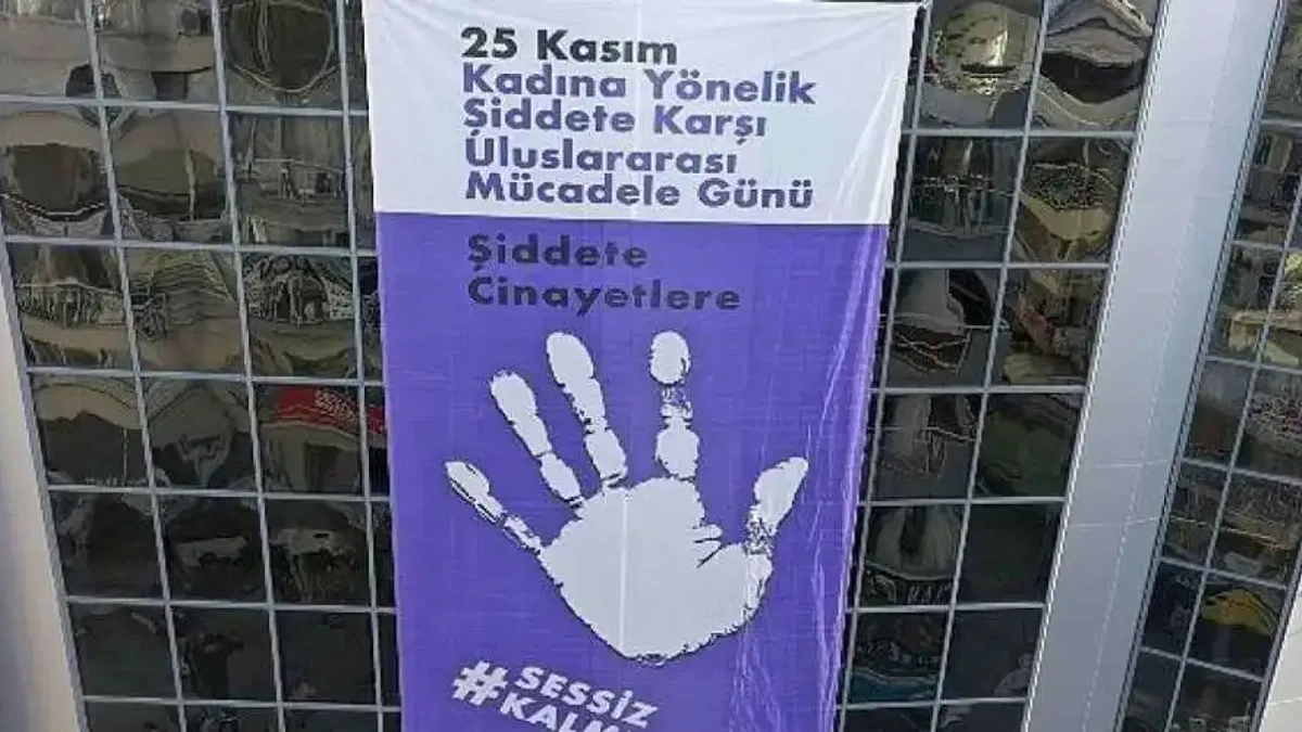 Konak'tan şiddete karşı dev afiş: Sessiz kalmıyoruz!