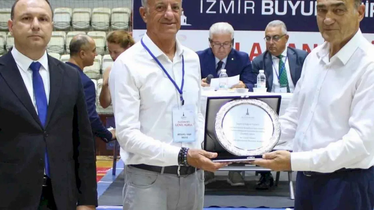 İzmir Büyükşehir Spor Kulübü’nde bayrak değişimi