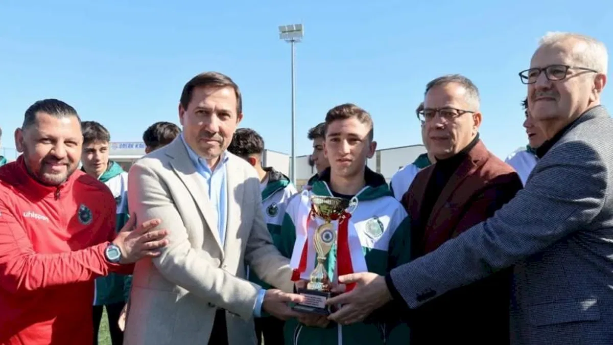 Konya Karatay U16 takımı şampiyonluk kupasını kaldırdı