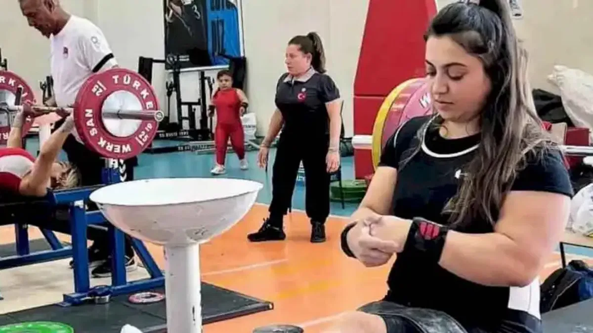Meramlı haltercilerden Türkiye Şampiyonası'nda çifte zafer