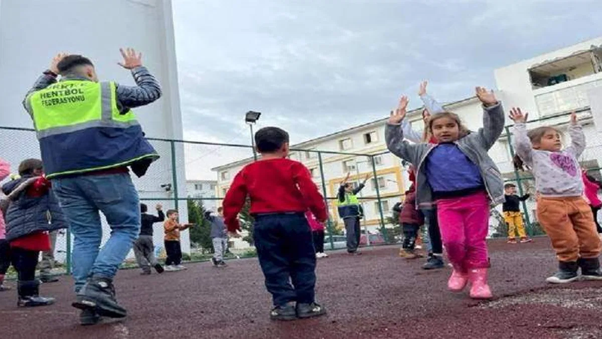 Hentbol Gönüllü Timi'nden Adıyamanlı çocuklara moral