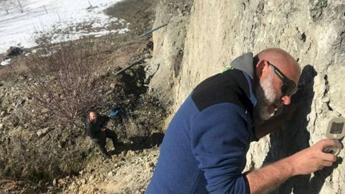 Dokuz Eylül deprem araştırmalarını karada ve denizde hız verdi.. Tsunami risk analizi yapılıyor
