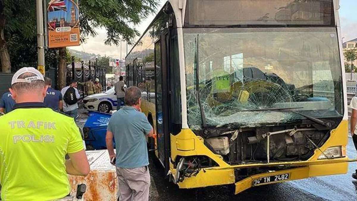 Üsküdar'da kaza yapan İETT otobüsünde hasar oluştu
