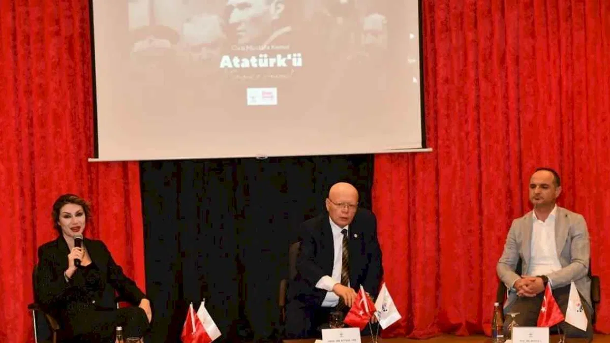 İzmir Çiğli’de “Önce İnsan ve Bir Dahi Atatürk"e büyük ilgi