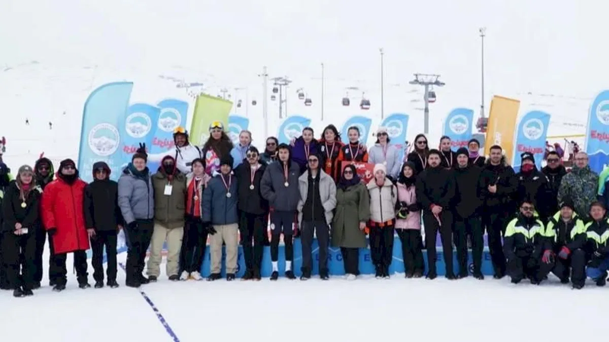 Erciyes'te kar voleybolu coşkusu