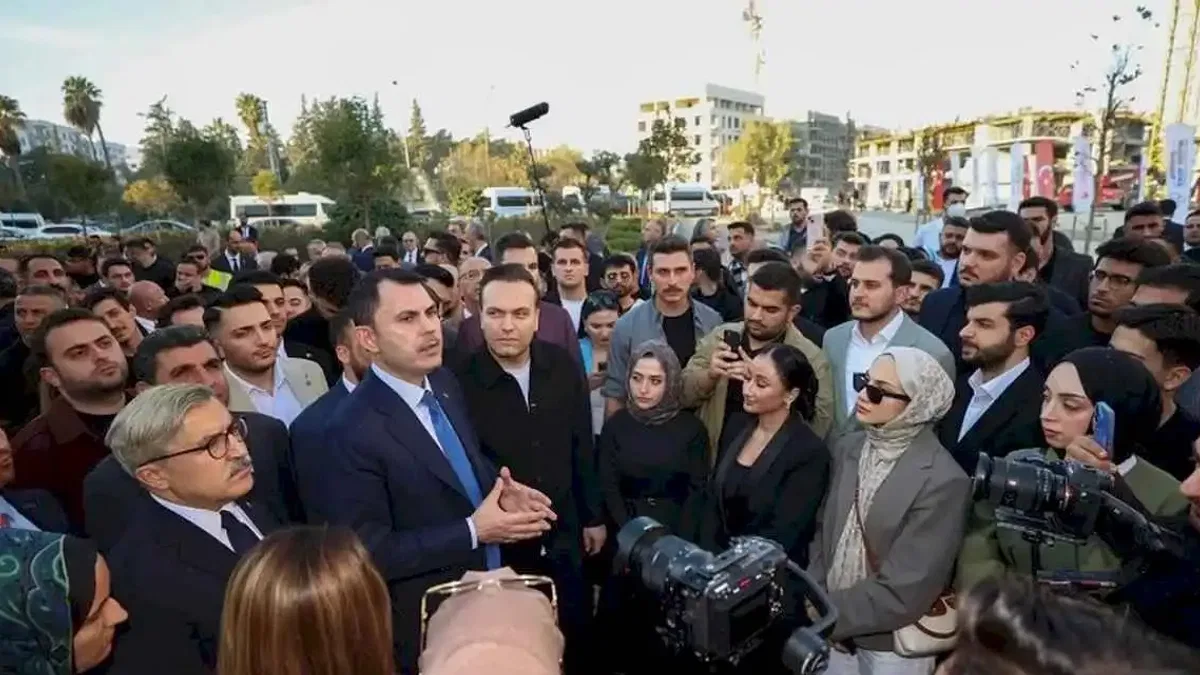 Bakan Kurum gençlerle afet bölgesindeki 'Asrın İnşası' seferberliğini gezdi