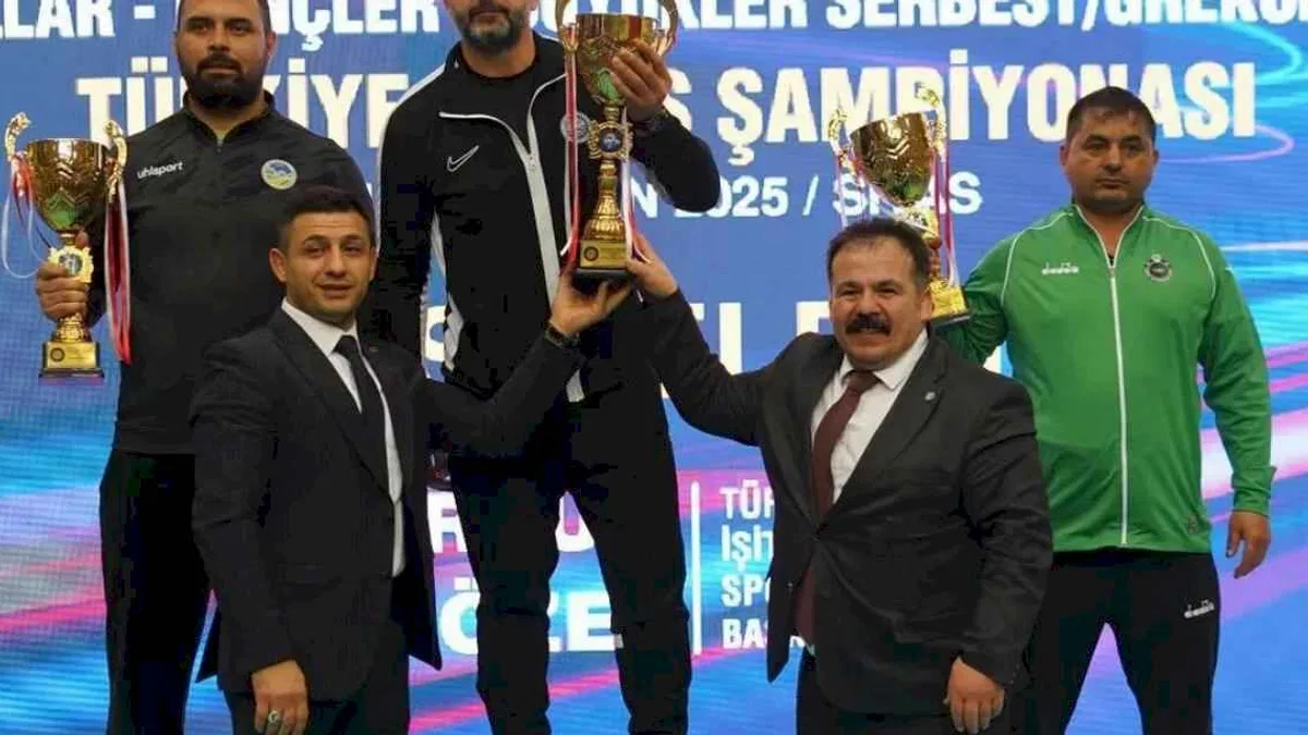 İşitme engelli güreşçilerden Türkiye şampiyonluğu