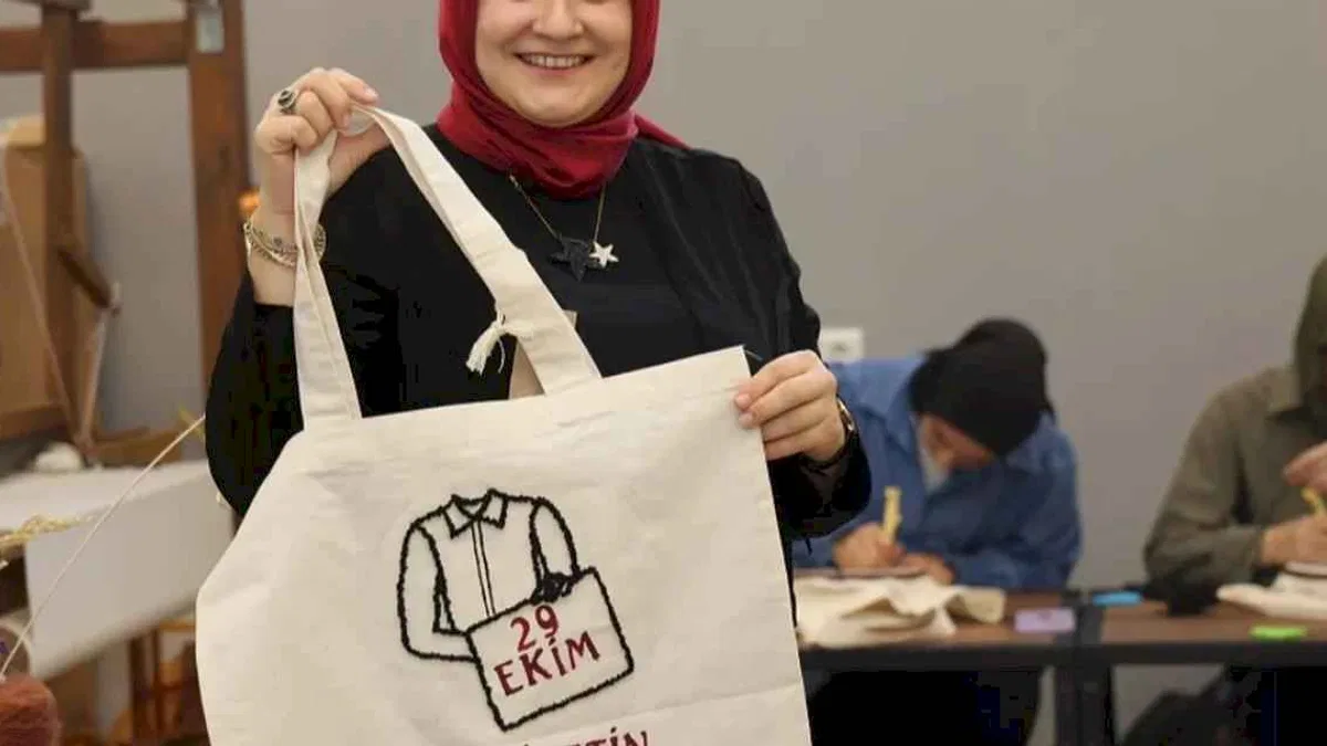 Cumhuriyet’in 102. yılına özel ay yıldızlı çantalar