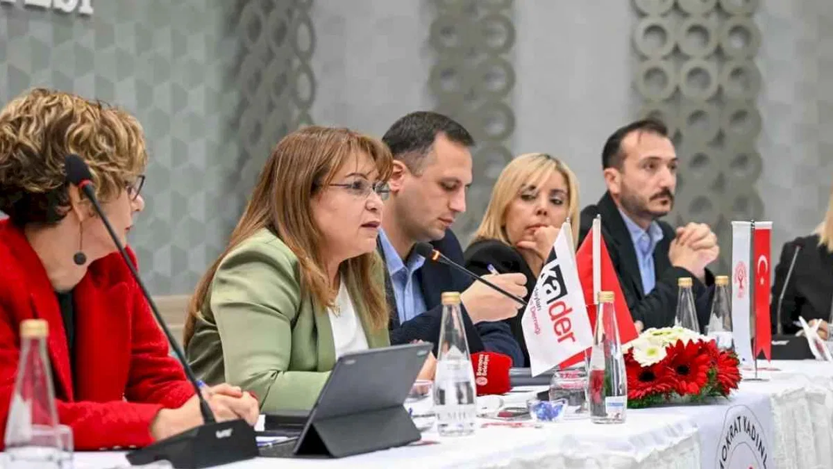 İzmir Bornova'da kadın haklarına duyarlı panel