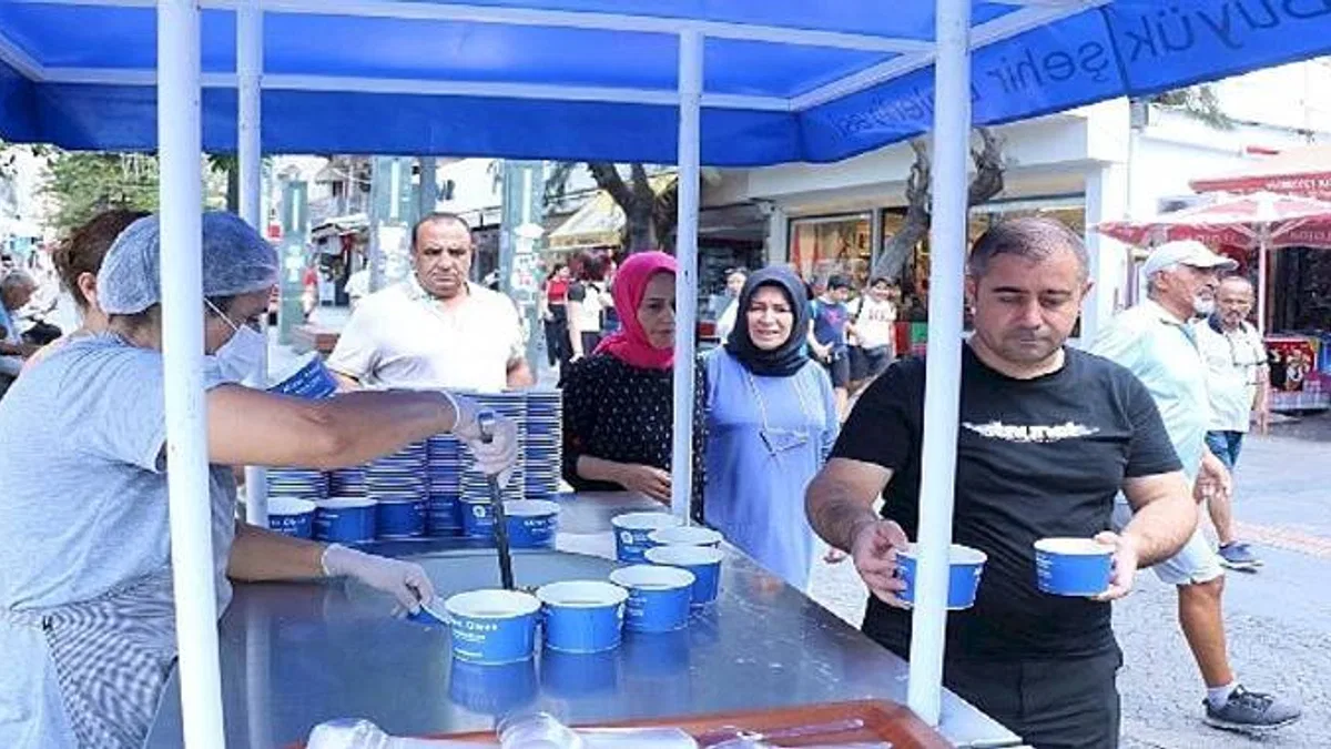 Antalya Büyükşehir aşure ikramına devam ediyor