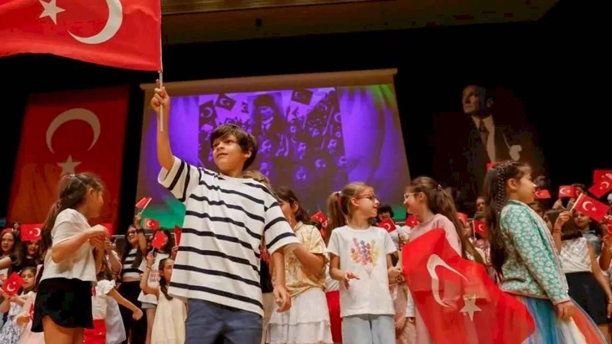 İzmir'de çocuk şarkıları yükseldi