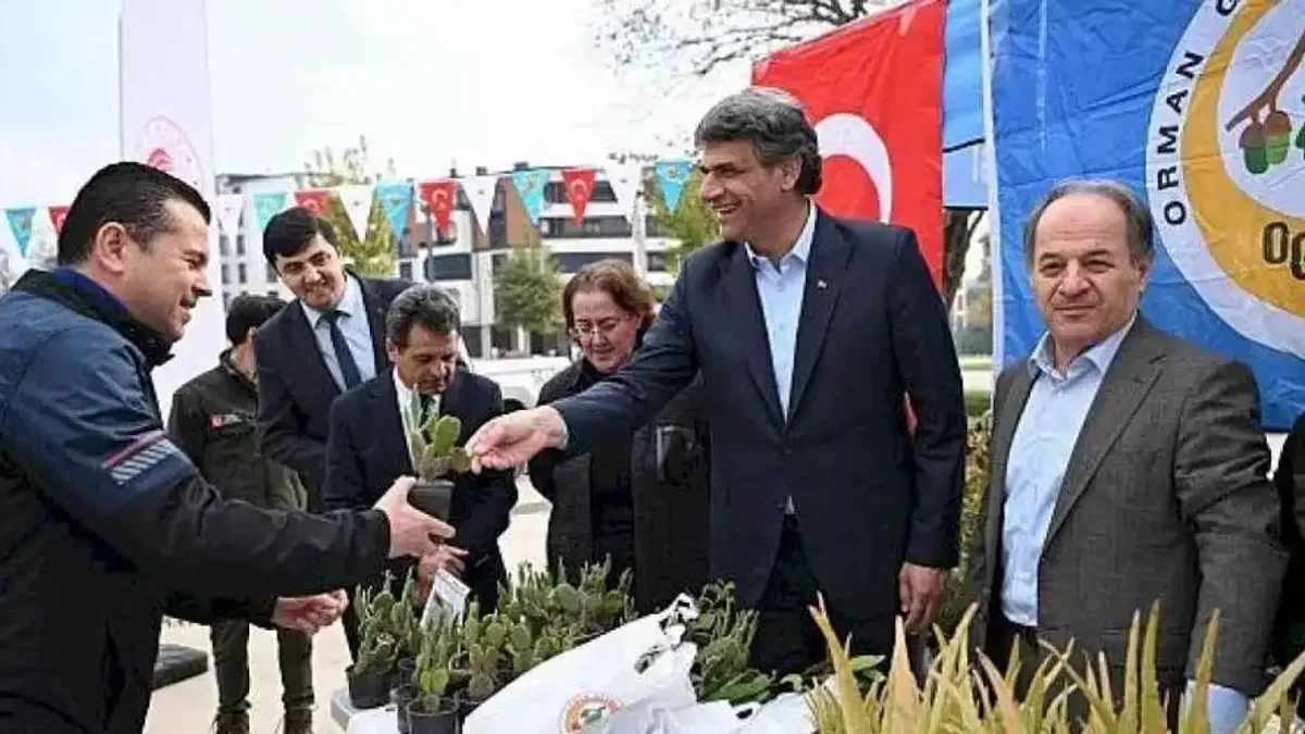 Kartepe'de 2300 Fidan Dağıtıldı