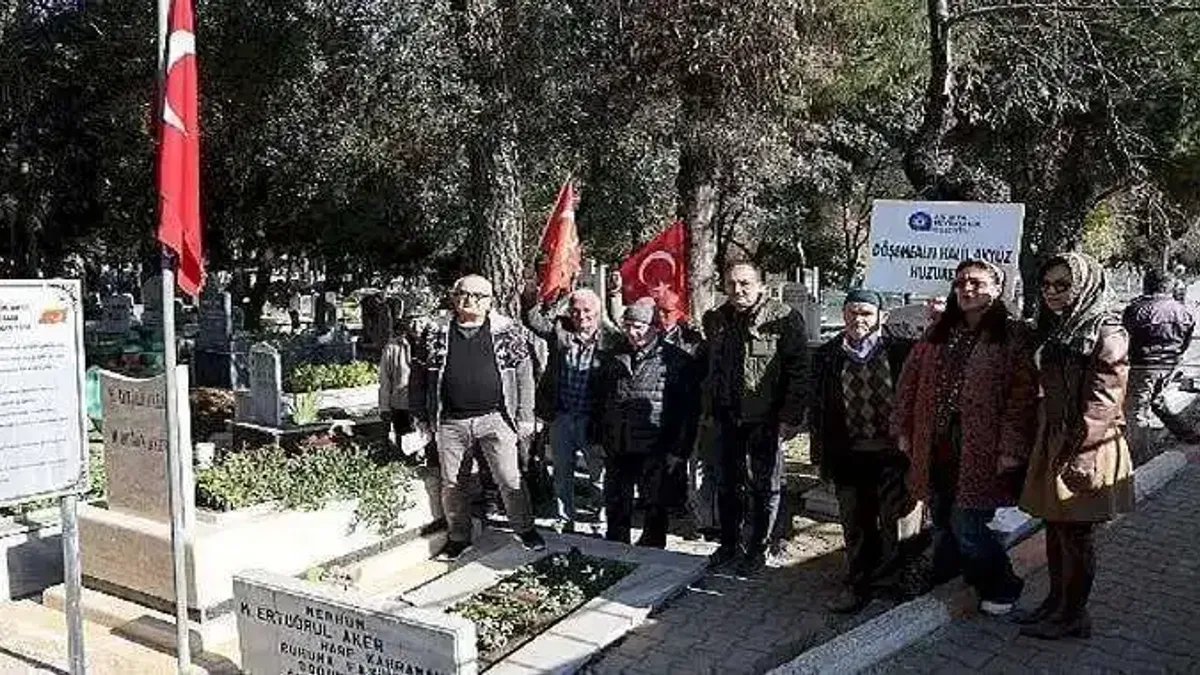 Huzurevi Sakinleri Topçu Yüzbaşı'nı Mezarı başında andı