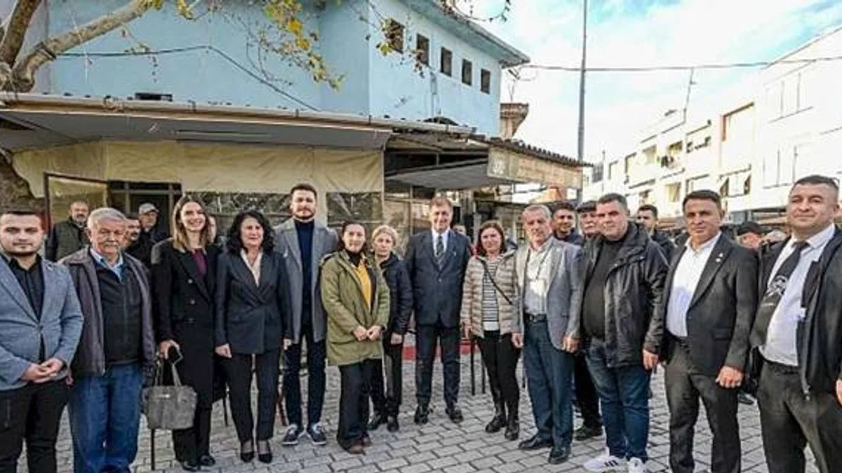 Başkan Tugay, Kınık'ta üreticilere fidan dağıttı "Çiftçimizin yanında olacağız"