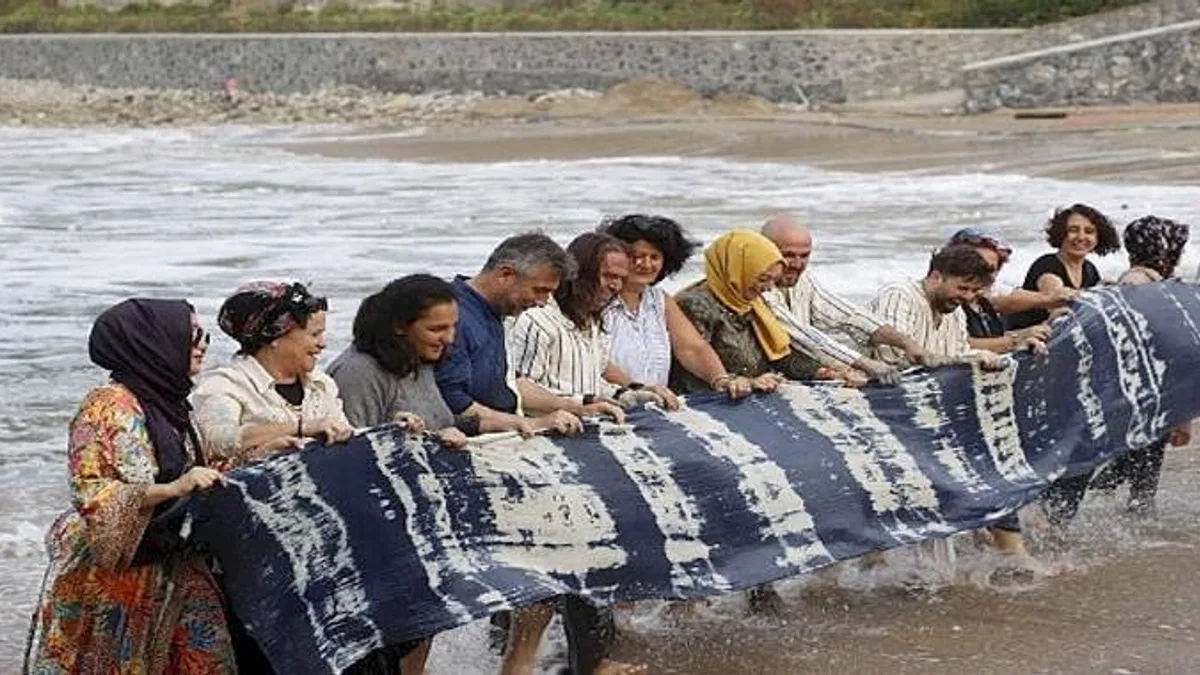 Cumhuriyet'in 100. Yılı anısına hazırlanan 100 metre uzunluğunda Şile Bezi denizle kavuştu