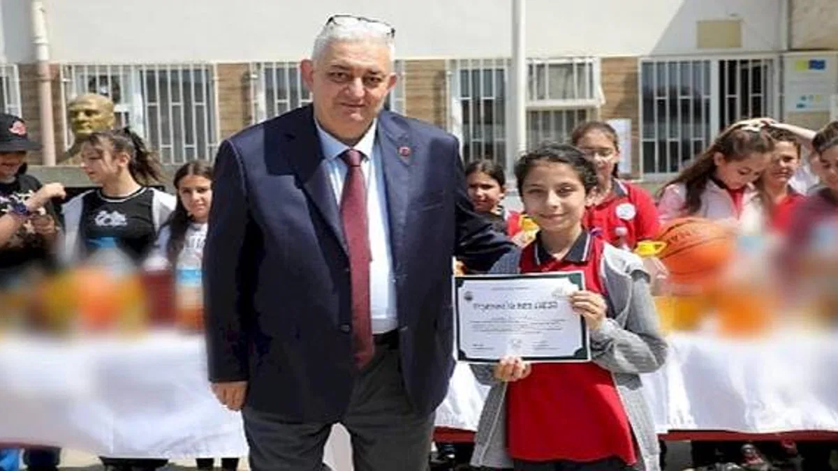 Gemlik'te duyarlı öğrenciler körfezin kirlenmesini önlüyor