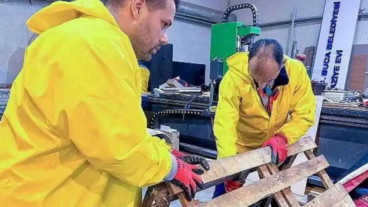 Buca'da atık malzemeler sokak hayvanları için yuvaya dönüşüyor