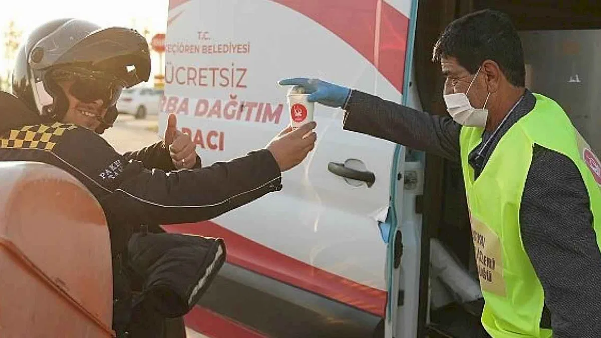 Öğrencilere ve İşe Gidenlere Sıcak Çorba
