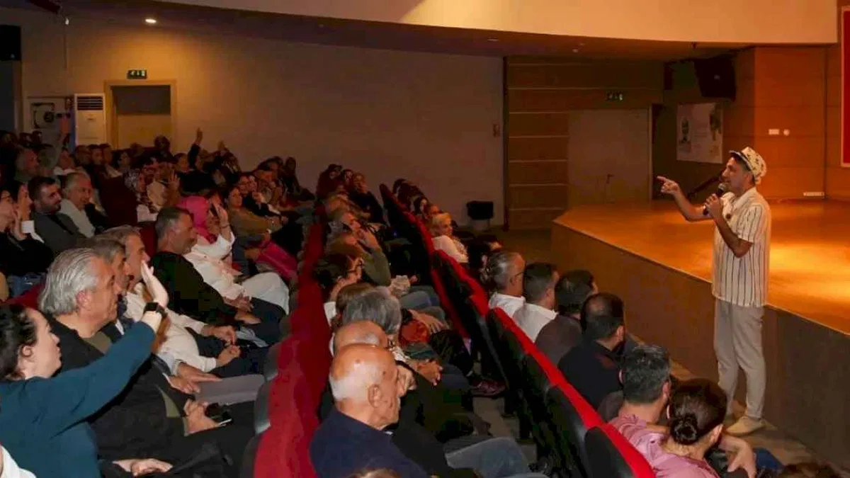 Öğretmenlere 'Çiğli Komedi Akşamları' neşeli gece yaşattı