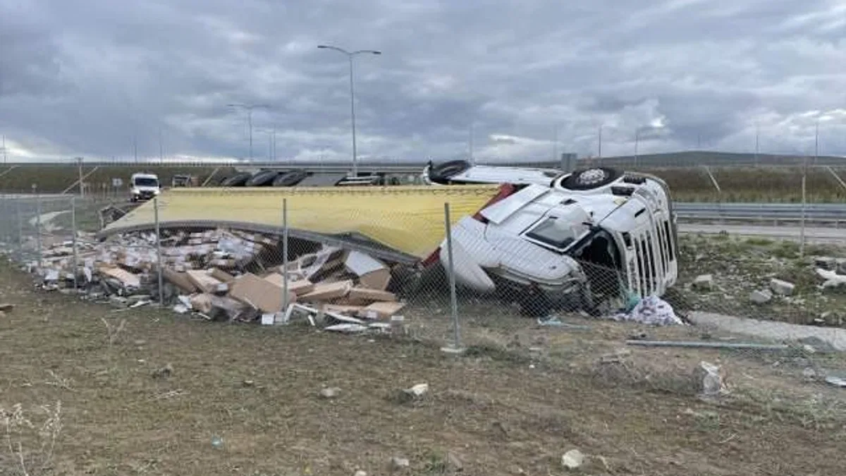 Şarampole devrilen tırın şoförü yaşamını yitirdi