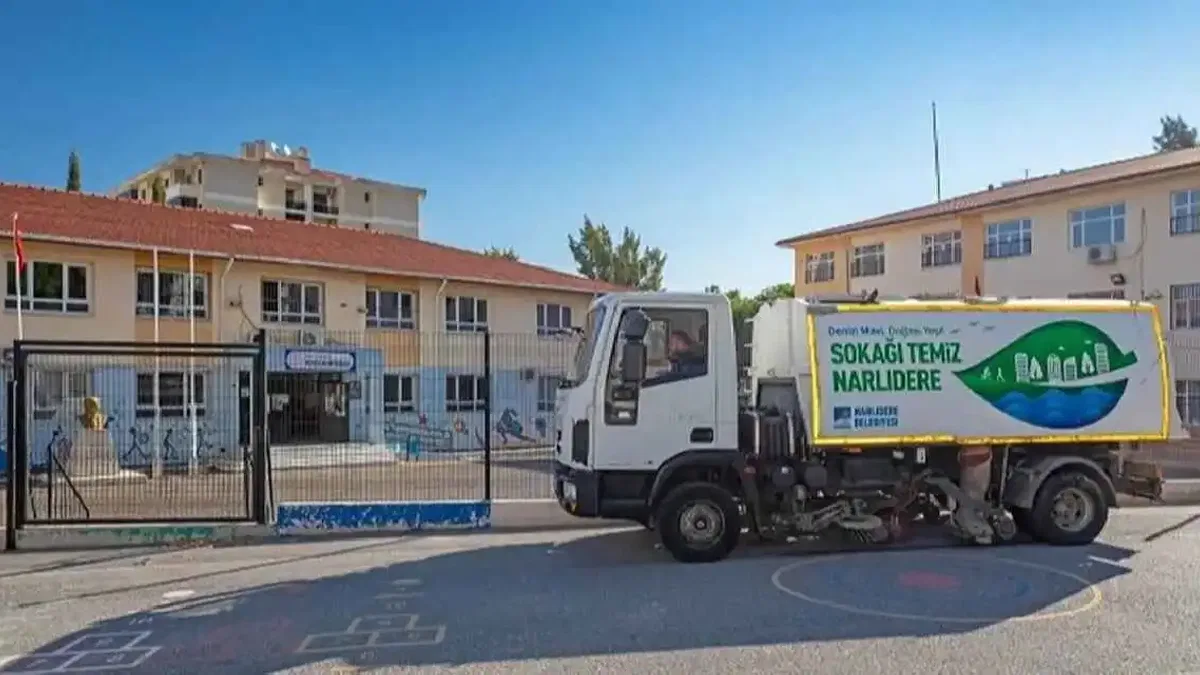 İzmir Narlıdere'de okul bahçelerine temizlik