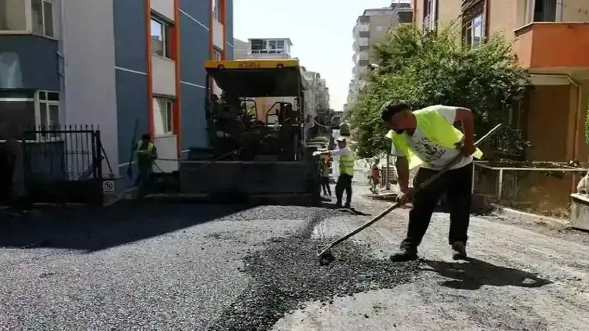 İstanbul Maltepe’de asfalt hamlesiyle yollar yenileniyor