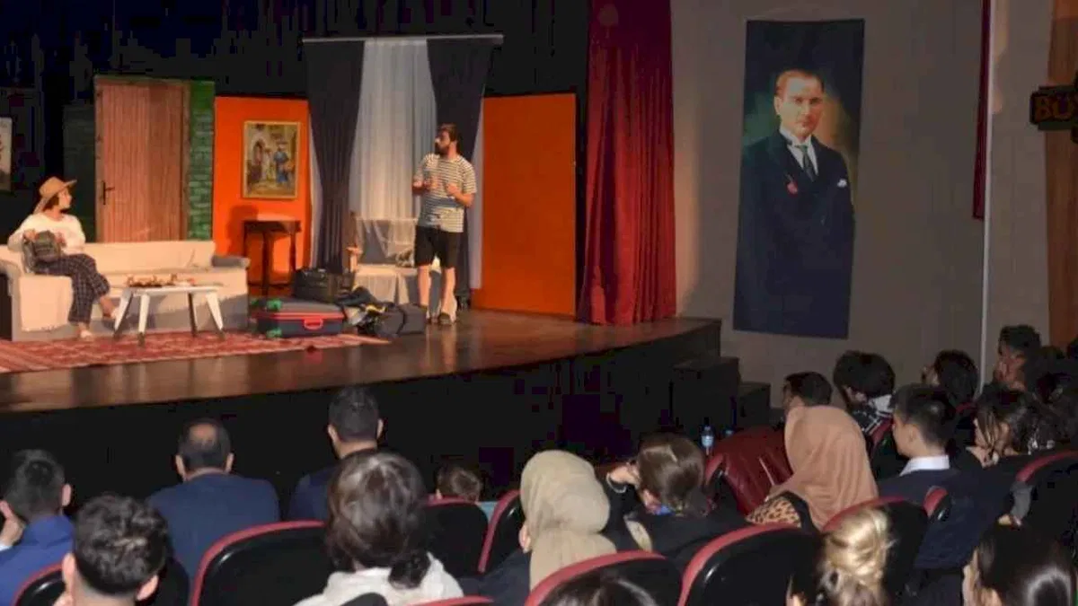 'Kalbin Tek Arkadaşı' tiyatro oyunu sahnelendi